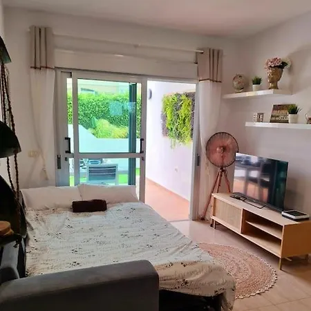 Homely In Modern Building With Pool Apartament